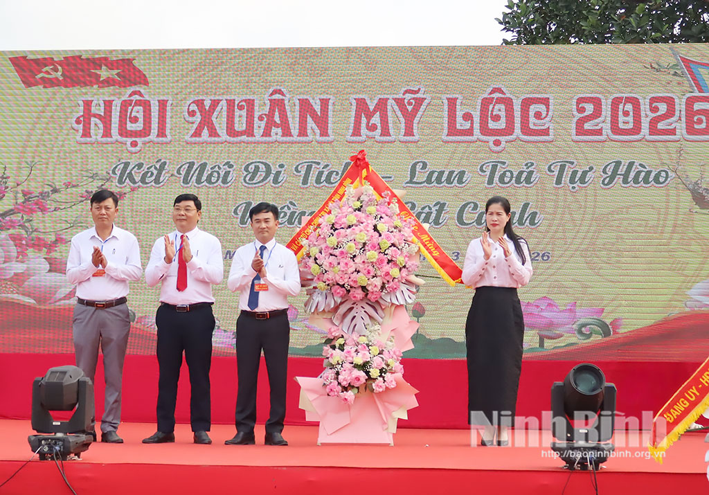 Đại diện lãnh đạo MTTQ Việt Nam và các tổ chức chính trị- xã hội tỉnh Ninh Bình tặng hoa chúc mừng phường Mỹ Lộc nhân dịp khai mạc Hội Xuân Mỹ Lộc năm 2026.