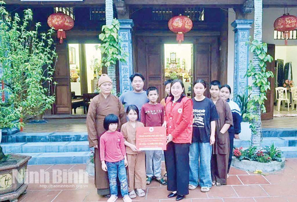 Hội Chữ thập đỏ xã Lý Nhân trao hỗ trợ thường xuyên tại chùa Mạc Thượng, nơi đang nuôi dưỡng 9 trẻ mồ côi.