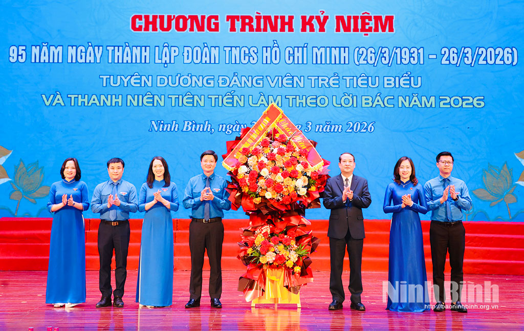 Đồng chí Mai Văn Tuất, Phó Bí thư Tỉnh ủy, Chủ tịch Ủy ban MTTQ Việt Nam tỉnh tặng hoa chúc mừng Tỉnh đoàn.