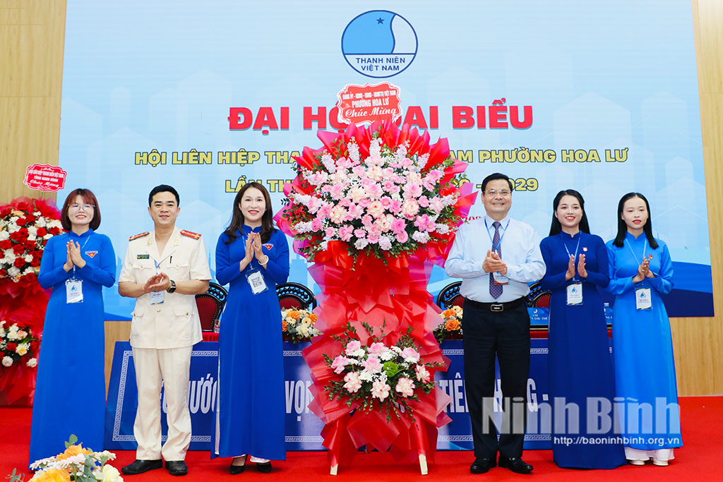 Đồng chí Bùi Thành Đông, Tỉnh ủy viên, Bí thư Đảng ủy phường Hoa Lư tặng hoa chúc mừng Đại hội.