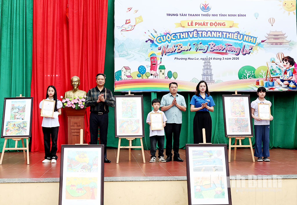 Ban tổ chức trao giải cho tác giả của các bức tranh xuất sắc tuần đầu tham gia.