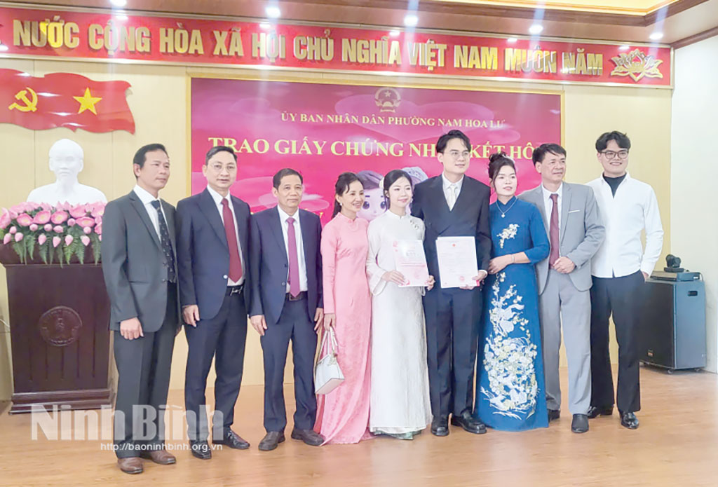 Cặp đôi Đào Anh Tuấn - Nguyễn Ngọc Hà cùng gia đình chung vui trong ngày được trao Giấy chứng nhận kết hôn tại Trung tâm Phục vụ hành chính công phường Nam Hoa Lư.