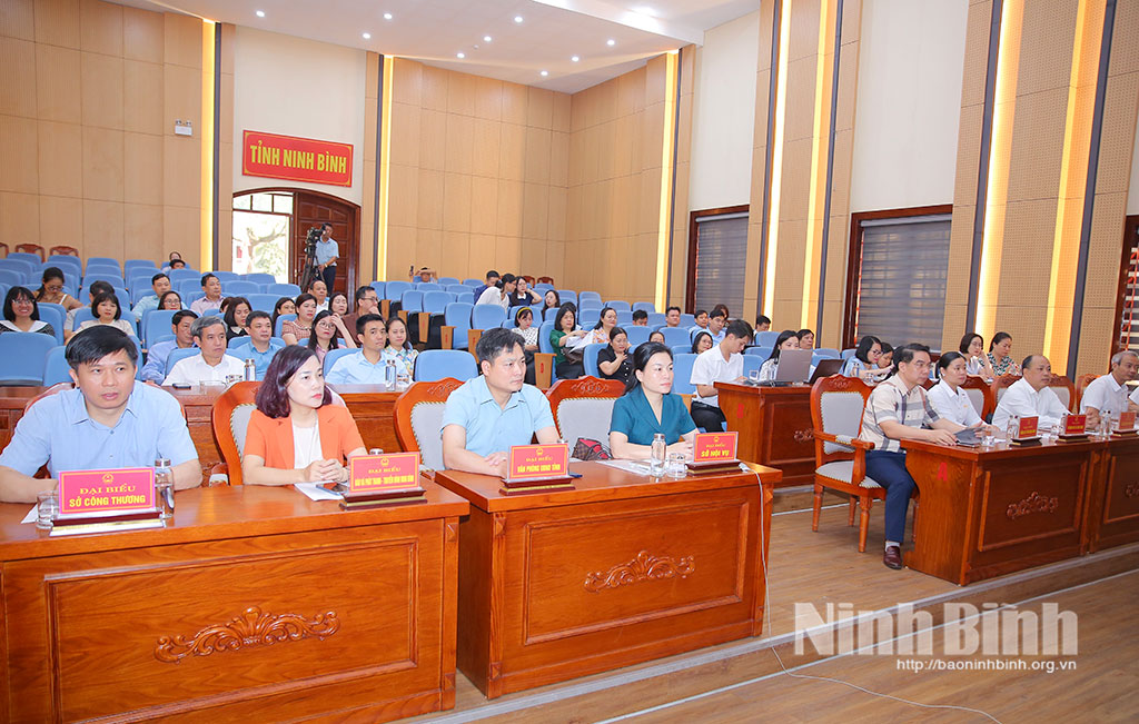 Các đại biểu dự hội nghị tại điểm cầu Ninh Bình.