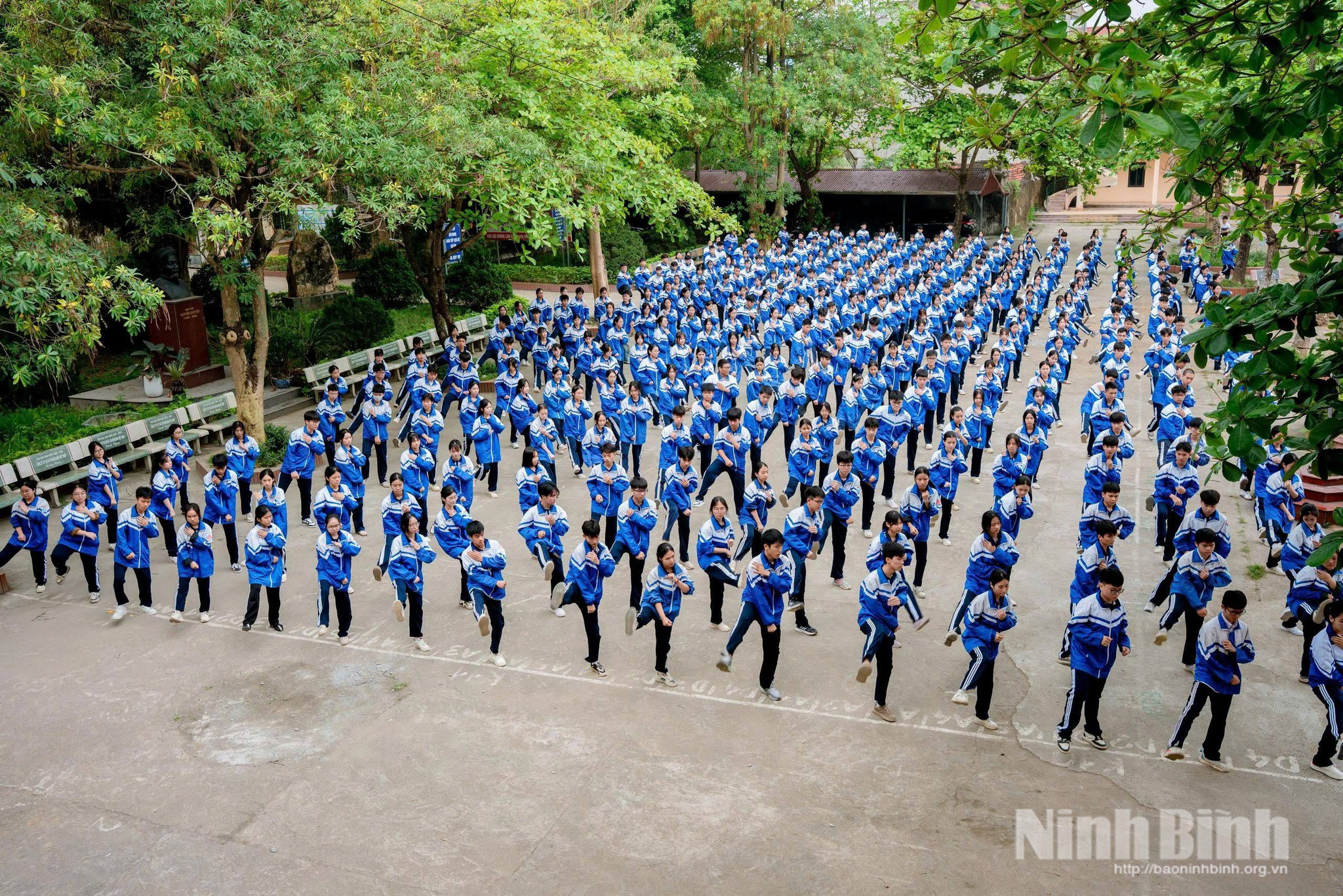 Đúng 9 giờ sáng, hơn 700 nghìn học sinh toàn tỉnh Ninh Bình đã đồng loạt tham gia chương trình đồng diễn võ nhạc Vovinam.