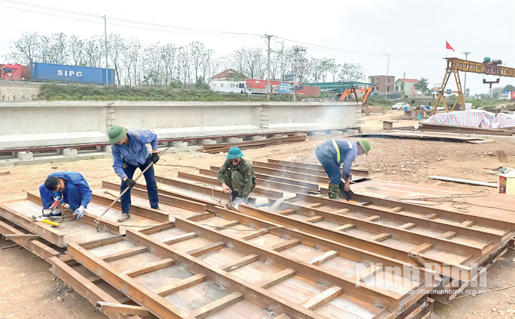 Thi công xây dựng cầu qua sông Châu Giang.