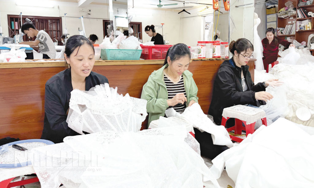 Sản xuất váy cưới tại cơ sở Lan Thượng, xóm Lạc Thắng, xã Giao Hòa.