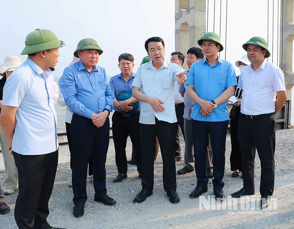 Đồng chí Chủ tịch UBND tỉnh Nguyễn Thanh Bình kiểm tra trên tuyến đê Bình Minh 4.