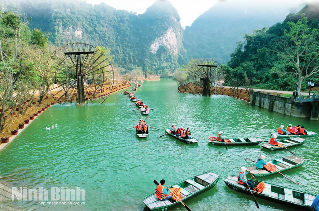Du khách tham quan Khu du lịch Thung Ui, phường Tây Hoa Lư. Ảnh: Anh Tuấn