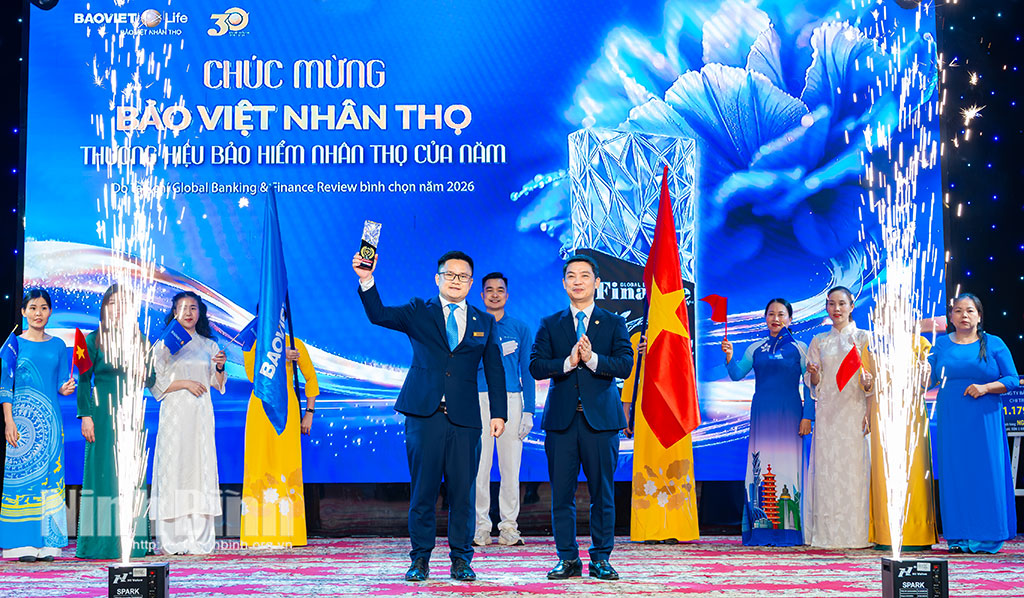 Công ty Bảo Việt Nhân thọ Ninh Bình đón nhận danh hiệu “Thương hiệu bảo hiểm nhân thọ của năm”.