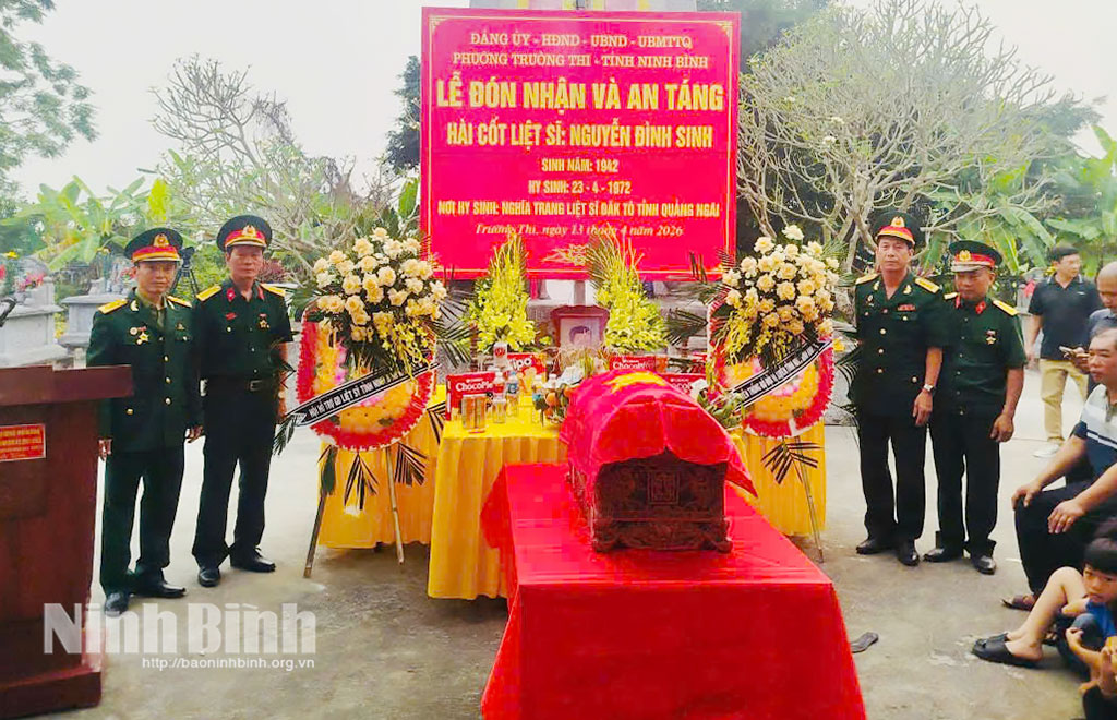 Lễ đón nhận, truy điệu và an táng hài cốt liệt sĩ Nguyễn Đình Sinh.