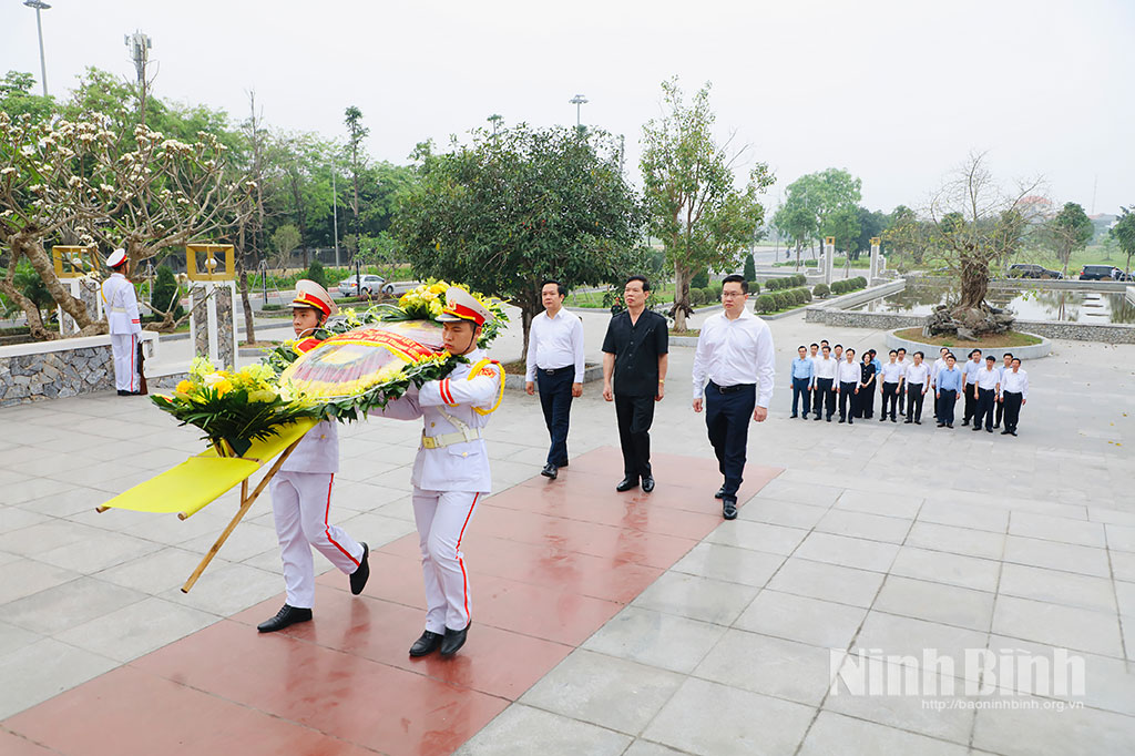 Các đồng chí: Phạm Quang Ngọc, Ủy viên Trung ương Đảng, Bí thư Tỉnh ủy Hưng Yên; Trần Đăng Quỳnh, Ủy viên Dự khuyết Trung ương Đảng, Phó Bí thư Tỉnh ủy Ninh Bình; Triệu Tài Vinh, Phó Trưởng Ban Tuyên giáo và Dân vận Trung ương cùng các đại biểu đặt vòng hoa, dâng hương tại Đài tưởng niệm liệt sĩ tỉnh Ninh Bình (phường Hoa Lư).
