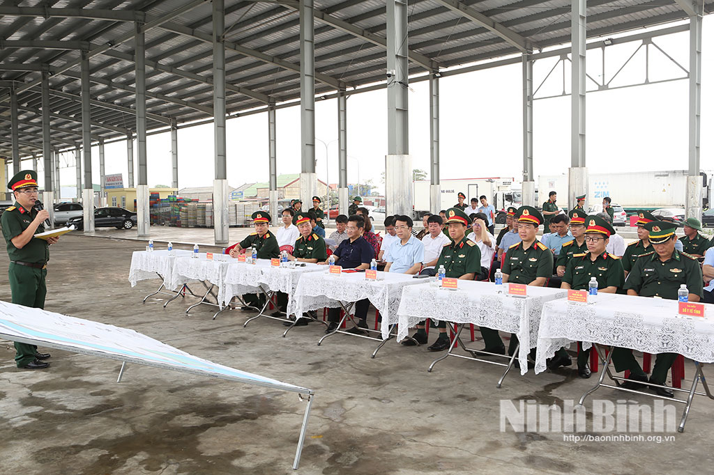 Đoàn khảo sát nghe đại diện Bộ Chỉ huy Quân sự tỉnh báo cáo phương án các khu vực diễn tập PTDS ứng phó với bão mạnh, siêu bão và tìm kiếm cứu nạn trên địa bàn tỉnh năm 2026.