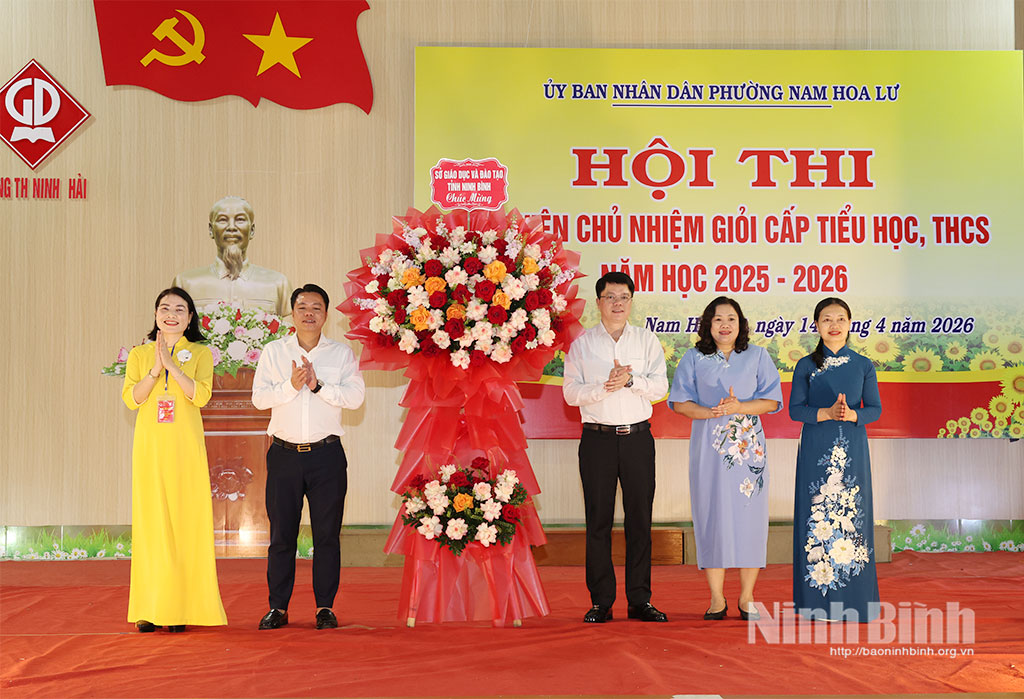 Đại diện lãnh đạo Sở Giáo dục và Đào tạo tặng hoa chúc mừng Hội thi.