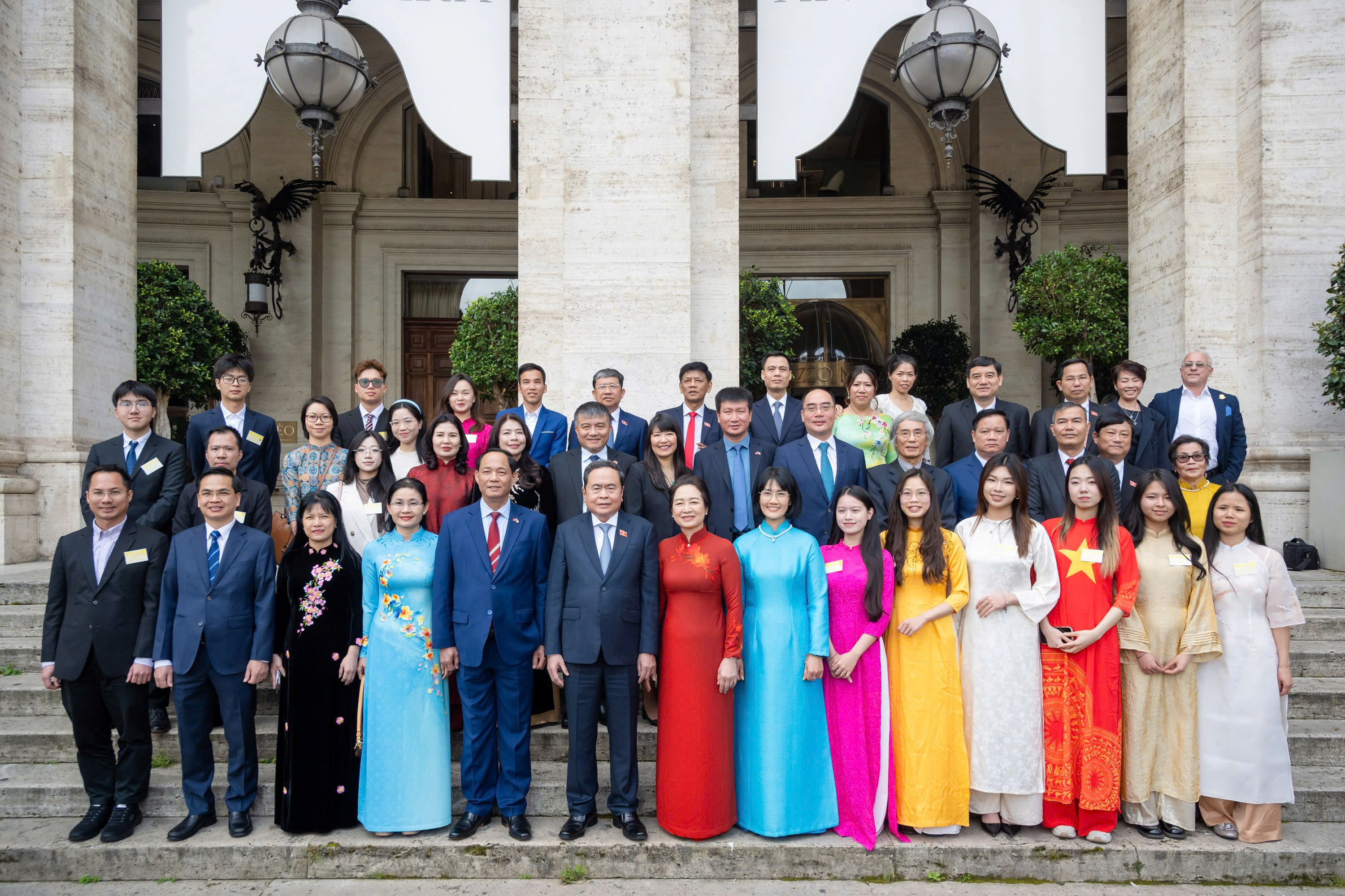 Chủ tịch Quốc hội Trần Thanh Mẫn và Phu nhân cùng Đoàn đại biểu cấp cao Việt Nam chụp ảnh lưu niệm cùng cán bộ Đại sứ quán và và cộng đồng người Việt Nam tại Italia.