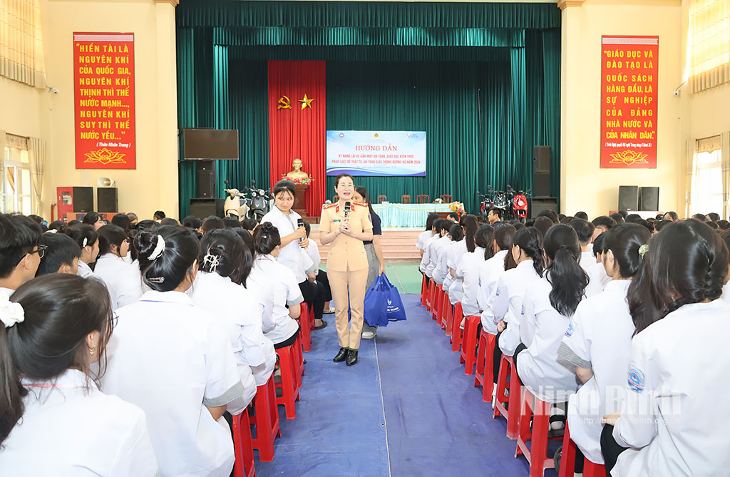 Cán bộ Phòng Cảnh sát giao thông, Công an tỉnh phổ biến kiến thức lái xe an toàn cho học sinh Trường THPT Vũ Văn Hiếu.