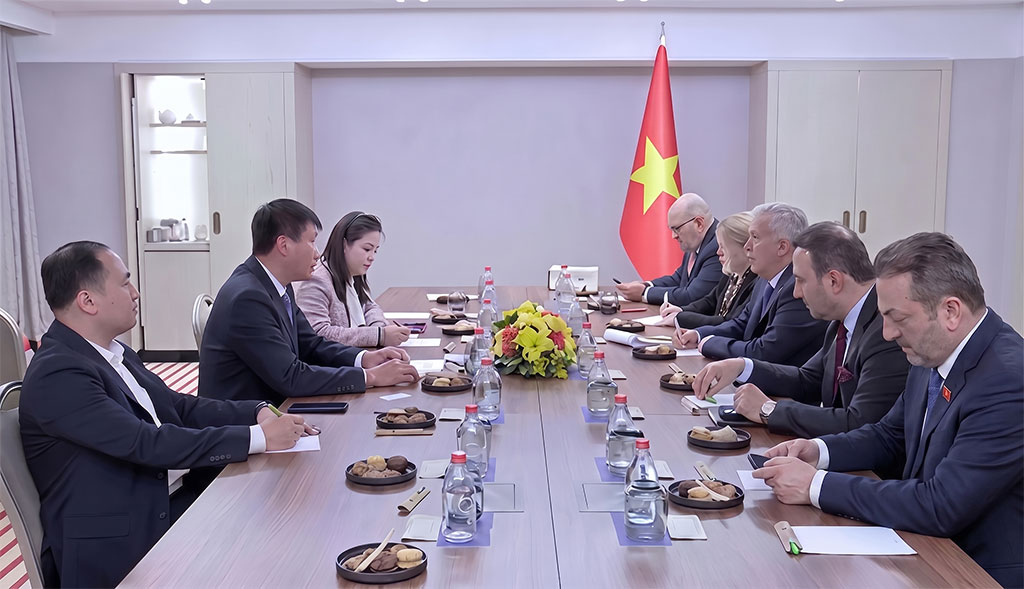 Quang cảnh buổi làm việc.