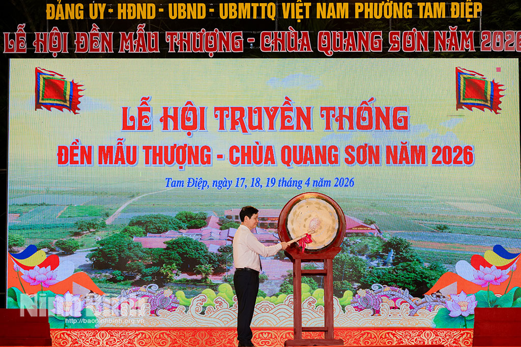 Lãnh đạo phường Tam Điệp đánh trống khai hội.
