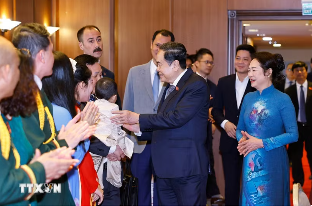 Chủ tịch Quốc hội Trần Thanh Mẫn và Phu nhân gặp gỡ cán bộ nhân viên Đại sứ quán và cộng đồng người Việt Nam tại Thổ Nhĩ Kỳ - Ảnh: TTXVN