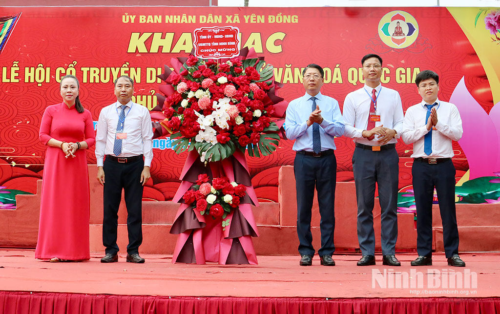 Đồng chí Trần Song Tùng, Ủy viên Ban Thường vụ Tỉnh ủy, Phó Chủ tịch Thường trực UBND tỉnh tặng hoa chúc mừng Ban tổ chức lễ hội.