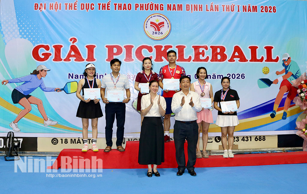 Ban tổ chức trao huy chương cho các VĐV đoạt giải Nhất, Nhì, Ba nội dung đôi nam nữ phong trào.