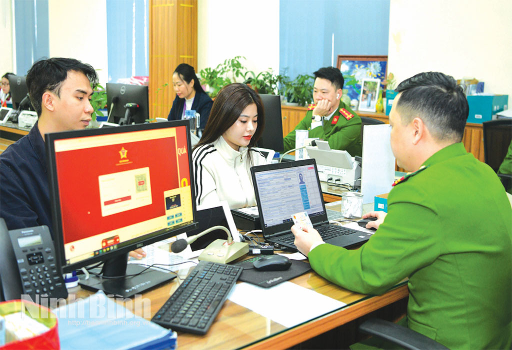 Trung tâm Phục vụ hành chính công tỉnh giải quyết thủ tục hành chính cho người dân và doanh nghiệp. Ảnh: Trường Giang