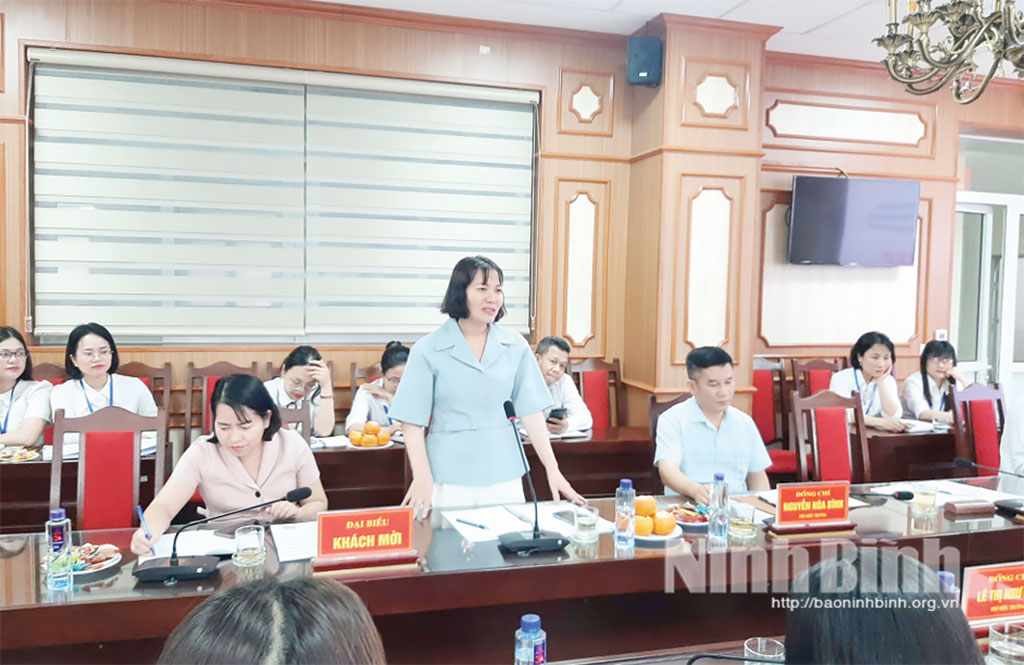 Đại biểu phát biểu ý kiến tại hội thảo khoa học do Khoa Nhà nước và Pháp luật (Trường Chính trị tỉnh) tổ chức.