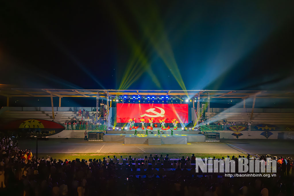 Quang cảnh chương trình văn nghệ quần chúng “Vang mãi bản hùng ca".