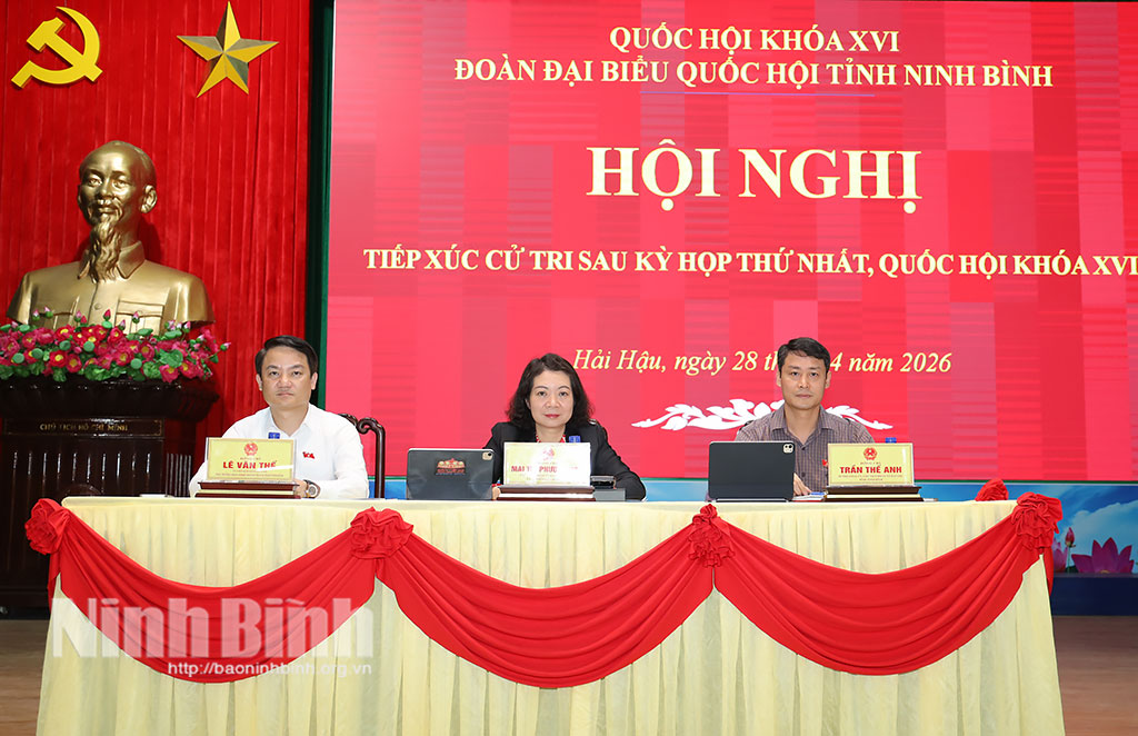 Các đại biểu Quốc hội tỉnh tiếp xúc cử tri tại xã Hải Hậu. Ảnh: Văn Huỳnh