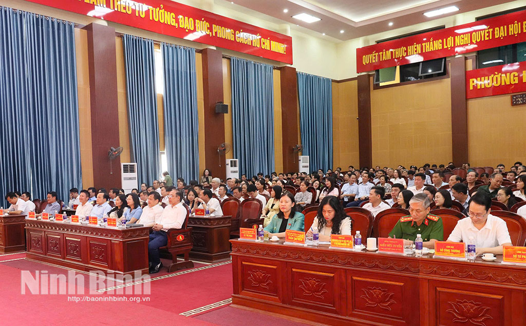 Các đại biểu dự buổi tiếp xúc cử tri.