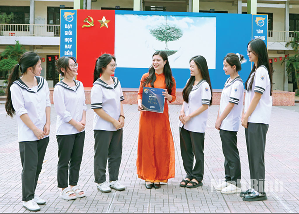 Cô giáo Nguyễn Thị Bích Đào, Trường THPT chuyên Lê Hồng Phong, đại biểu Quốc hội tỉnh Ninh Bình khóa XVI, nhiệm kỳ 2026-2031 có nhiều thành tích trong công tác bồi dưỡng đội tuyển học sinh giỏi môn Tin học đoạt giải quốc gia.