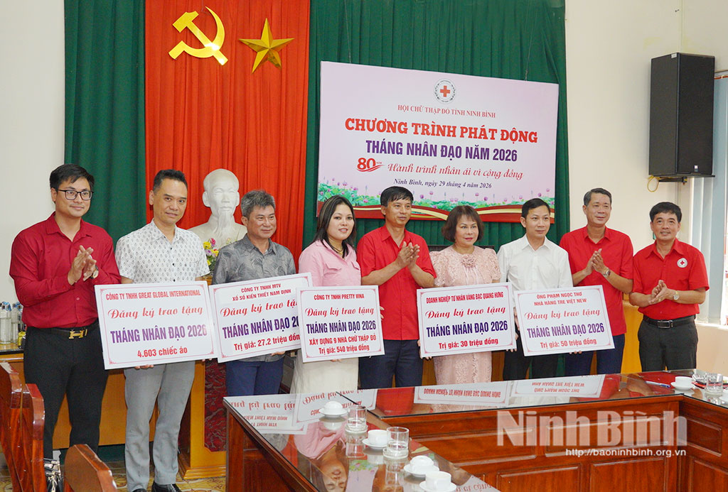 Đại diện một số đơn vị, doanh nghiệp và nhà hảo tâm cam kết trao tặng, hỗ trợ các nguồn lực trong Tháng Nhân đạo năm 2026.