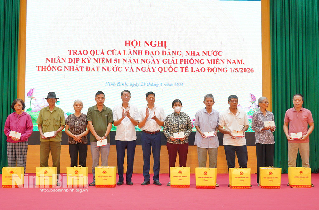 Lãnh đạo Hội Chữ thập đỏ tỉnh và lãnh đạo phường Phù Vân trao quà của lãnh đạo Đảng, Nhà nước cho các gia đình chính sách, hộ nghèo, hộ có hoàn cảnh khó khăn trên địa bàn phường.