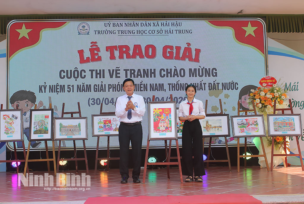 Lãnh đạo Trường THCS Hải Trung trao giải Nhất cuộc thi vẽ tranh cho em Nguyễn Quỳnh Chi, lớp 7A.