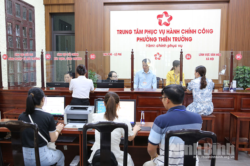 Cán bộ, công chức Trung tâm Phục vụ hành chính công phường Thiên Trường không ngừng nâng cao chất lượng giải quyết các thủ tục hành chính của người dân và doanh nghiệp. Ảnh: Văn Đại