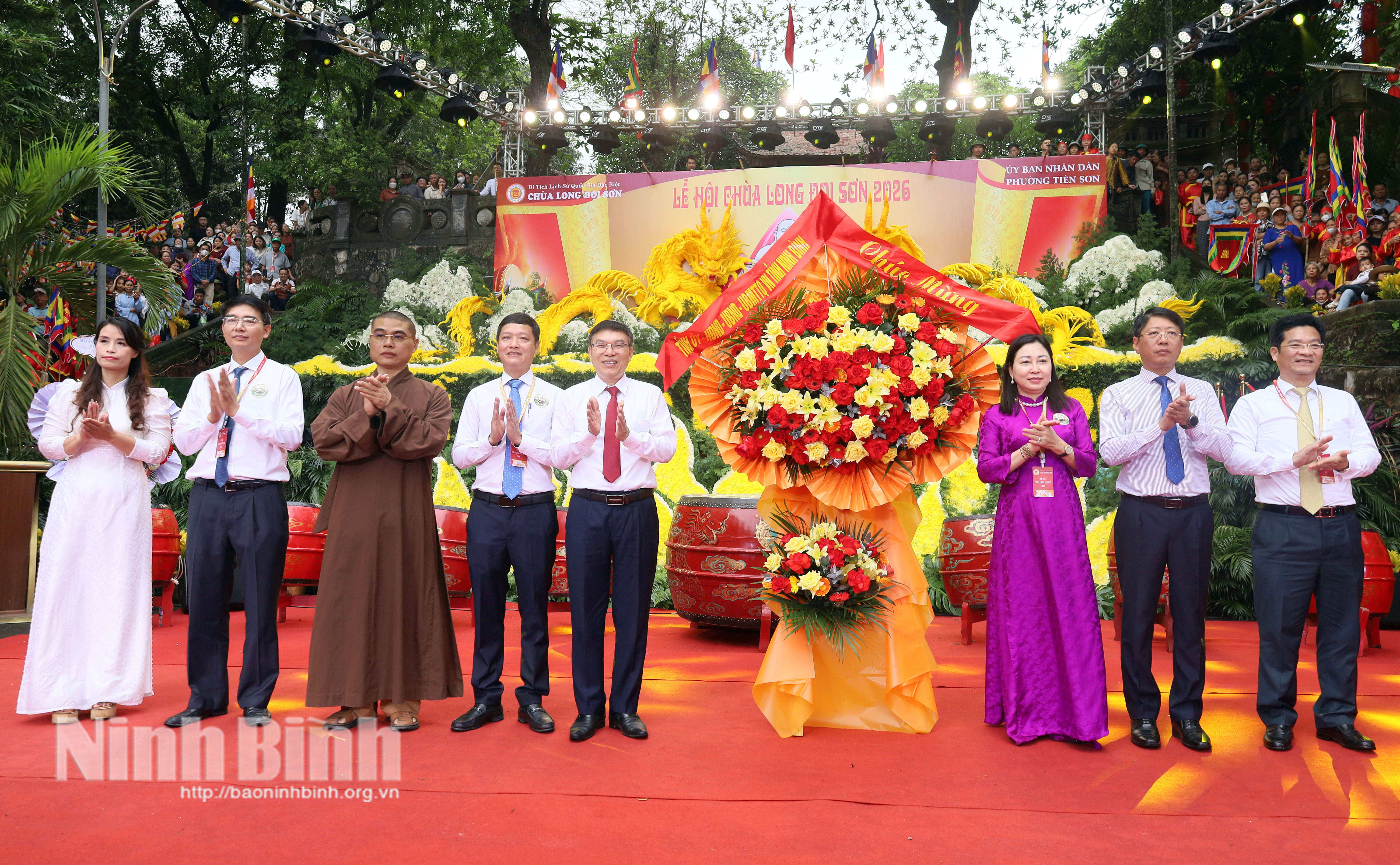 Đồng chí Đinh Thị Lụa, Phó Bí thư Thường trực Tỉnh ủy, Chủ tịch Ủy ban MTTQ Việt Nam tỉnh tặng hoa chúc mừng tại khai mạc Lễ hội.