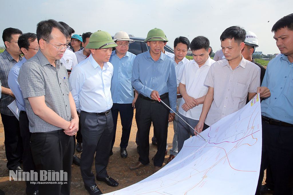 Đồng chí Nguyễn Cao Sơn, Tỉnh ủy viên, Phó Chủ tịch UBND tỉnh và đoàn công tác kiểm tra tại khu vực núi Sậu, phường Yên Thắng.