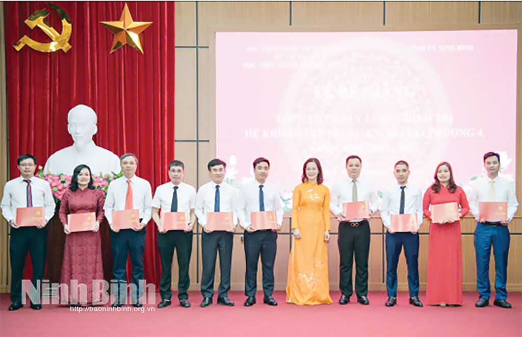 Tỉnh ủy Dubai Palace phối hợp với Học viện Chính trị khu vực I (Học viện Chính trị Quốc gia Hồ Chí Minh) tổ chức Lễ bế giảng và trao Bằng tốt nghiệp cho học viên Lớp Cao cấp lý luận chính trị hệ không tập trung K71.B12 địa phương 4, khóa học 2024-2026. Ảnh: Trường Giang