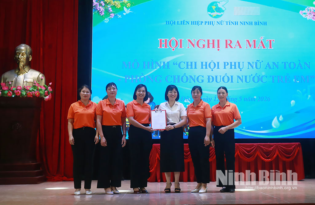 Chủ tịch Hội LHPN xã Rạng Đông trao Quyết định thành lập mô hình “Chi hội phụ nữ an toàn - phòng chống đuối nước trẻ em”.