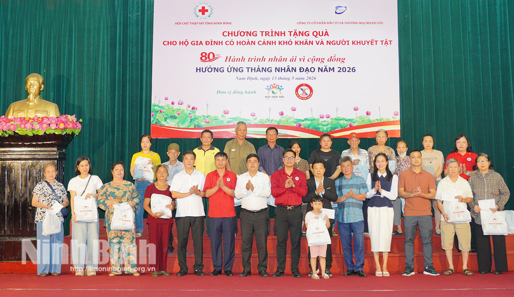 Lãnh đạo Hội Chữ thập đỏ tỉnh, lãnh đạo phường Nam Định, phường Thành Nam và đại diện các đơn vị tài trợ trao quà cho các hộ gia đình có hoàn cảnh khó khăn trên địa bàn phường Nam Định và phường Thành Nam.