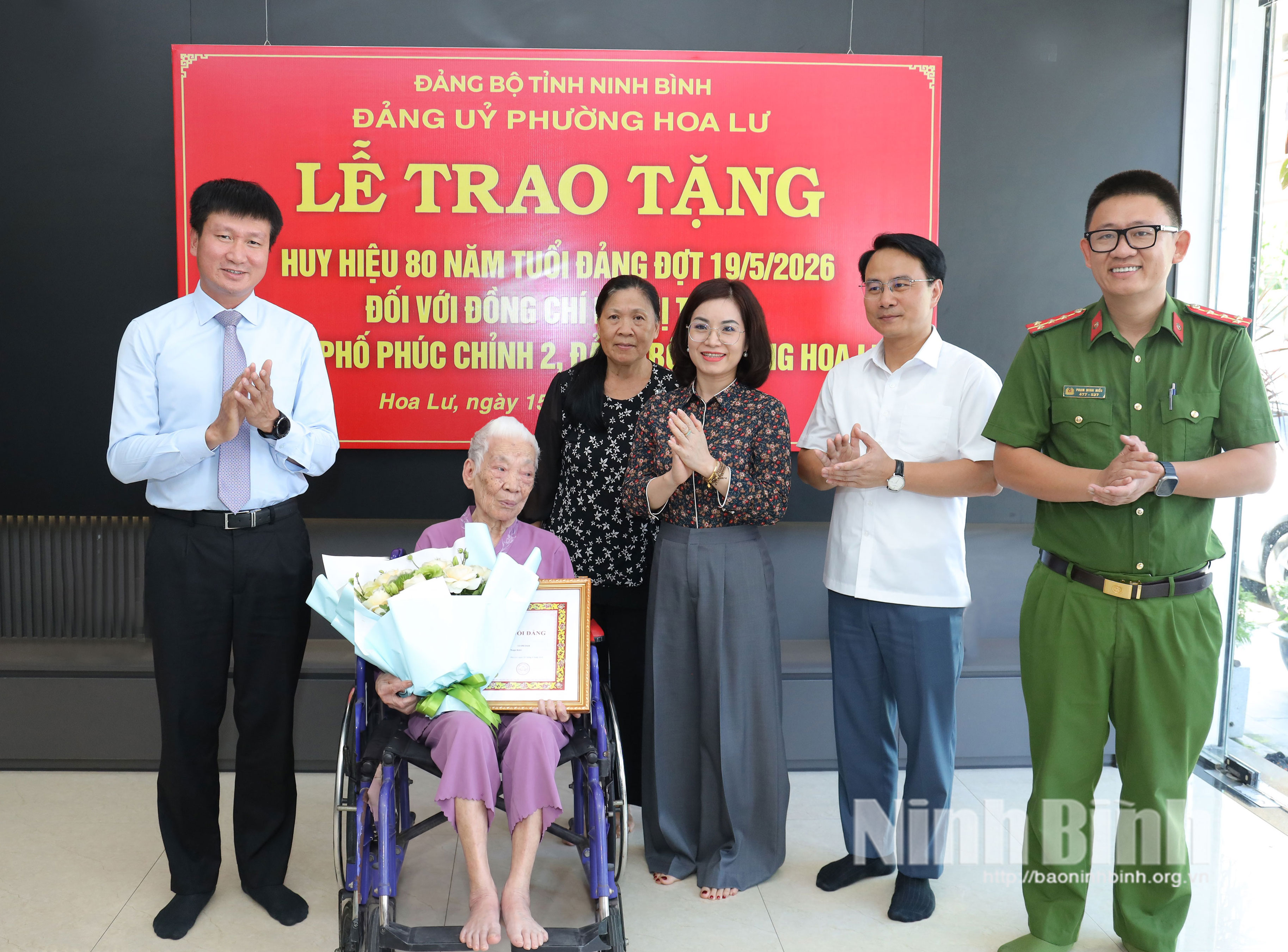 Đồng chí Bí thư Tỉnh ủy Trần Huy Tuấn trao Huy hiệu 80 năm tuổi Đảng cho đảng viên ở Đảng bộ phường Hoa Lư