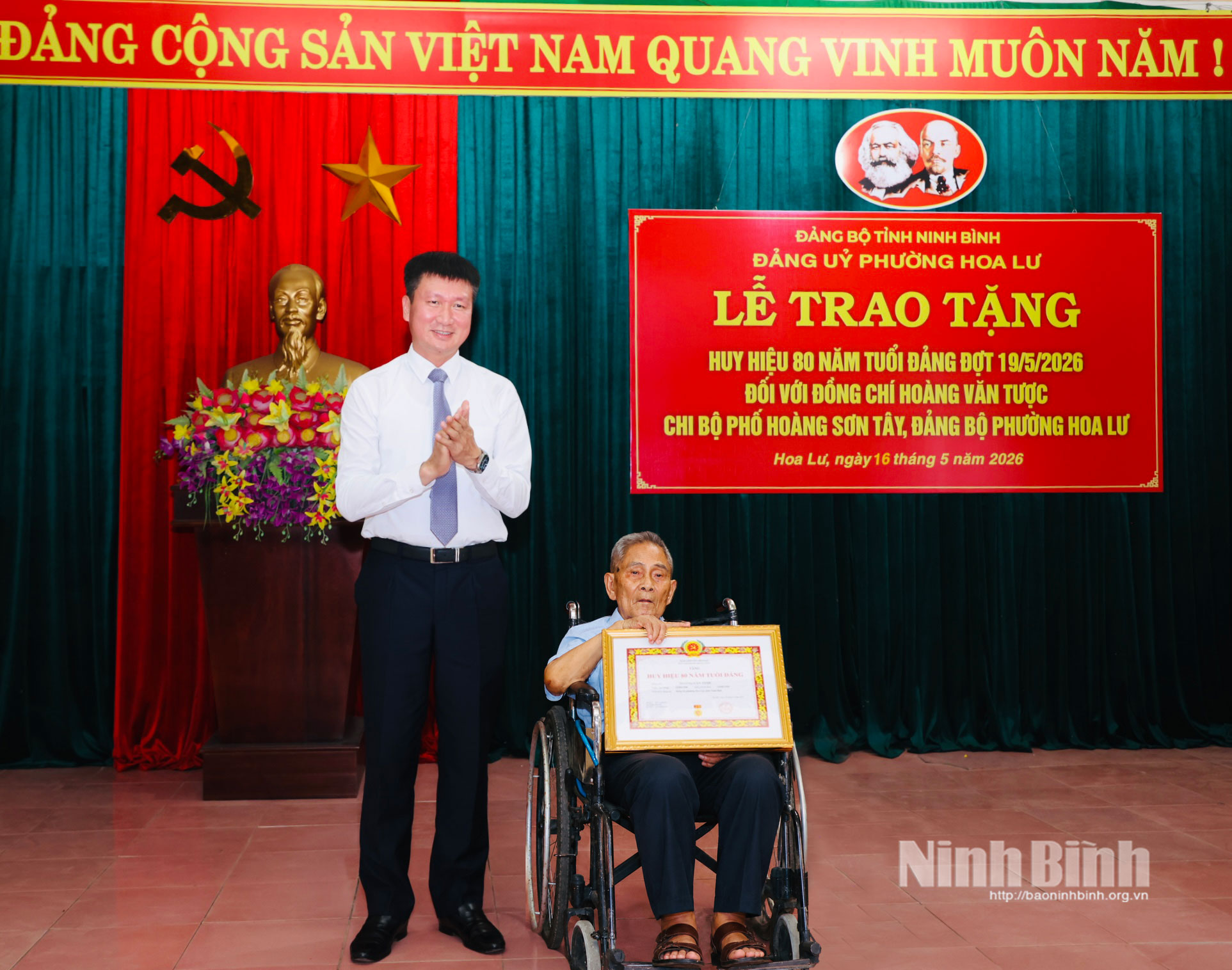 Đồng chí Trần Huy Tuấn, Ủy viên Trung ương Đảng, Bí thư Tỉnh ủy trao Huy hiệu 80 năm tuổi Đảng cho đồng chí Hoàng Văn Tược.