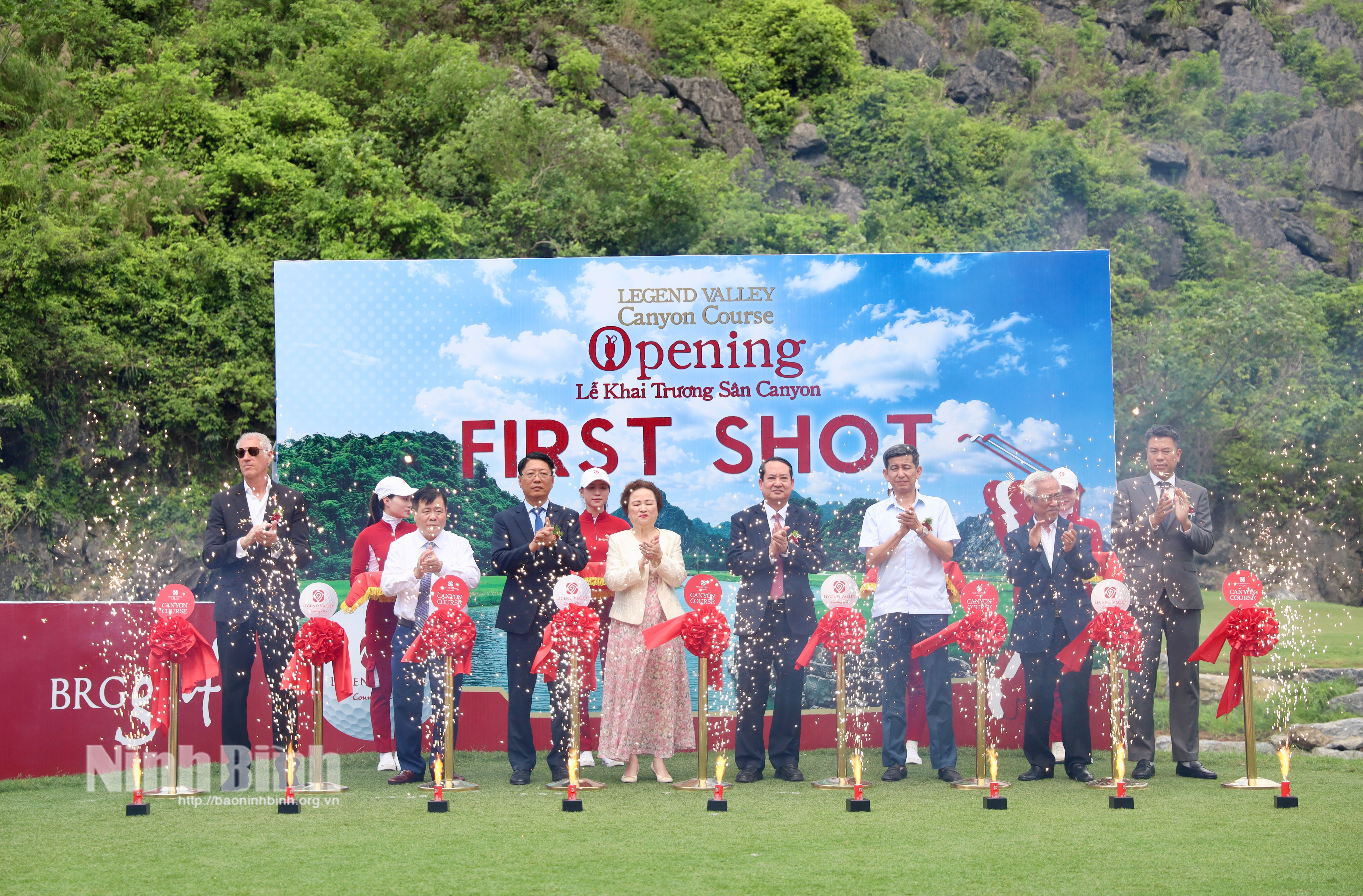 Các đại biểu thực hiện nghi thức cắt băng khai trương sân golf Canyon Course tại Legend Valley Country Club.
