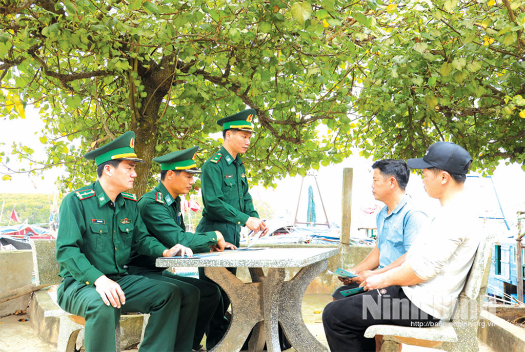 Cán bộ, chiến sĩ Đồn Biên phòng Văn Lý tuyên truyền, phổ biến, giáo dục pháp luật cho ngư dân xã Hải Tiến.