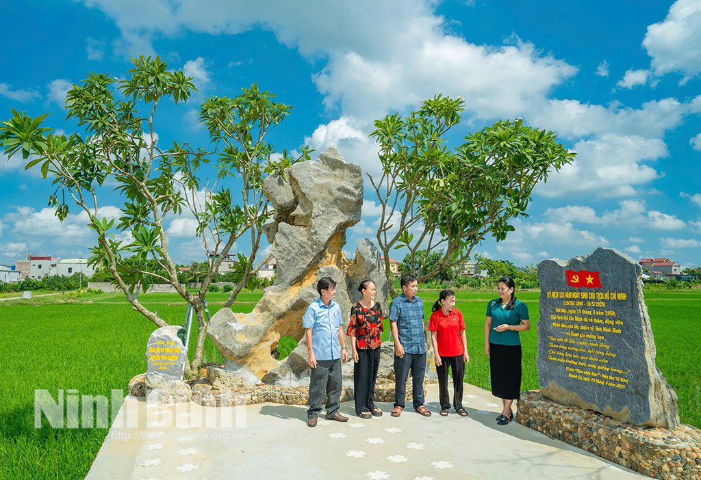 Cán bộ và Nhân dân xã Yên Khánh tham quan công trình ghi dấu nơi Bác Hồ về thăm, động viên Nhân dân chống hạn năm 1959. Ảnh: Ngọc Linh