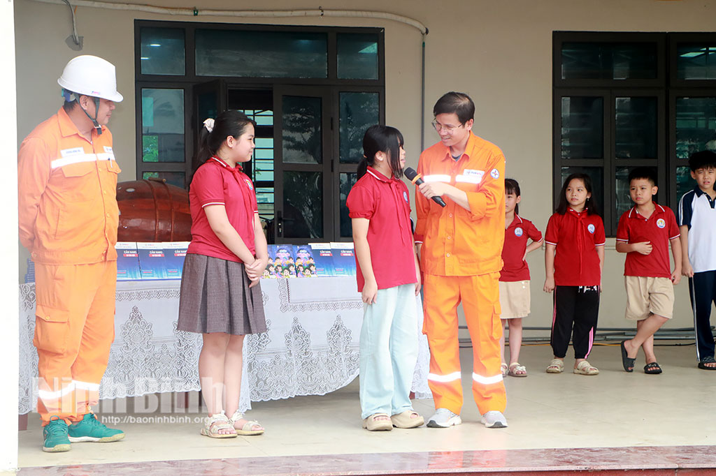 Cán bộ Công ty Điện lực Ninh Bình giao lưu, tuyên truyền cho học sinh về sử dụng điện an toàn, tiết kiệm.