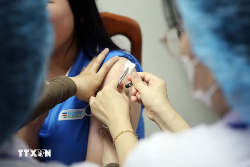Tiêm vaccine phòng virus HPV miễn phí cho trẻ em gái. (Ảnh: Trần Lê Lâm/TTXVN)