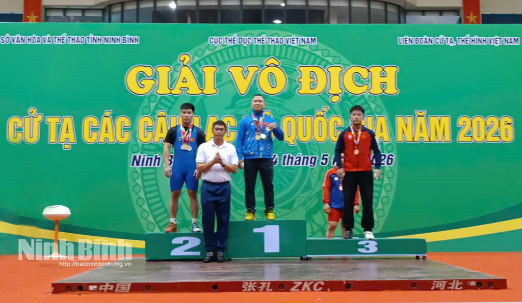 Đô cử Đinh Xuân Hoàng nhận Huy chương vàng tổng cử ở hạng cân 71 kg.