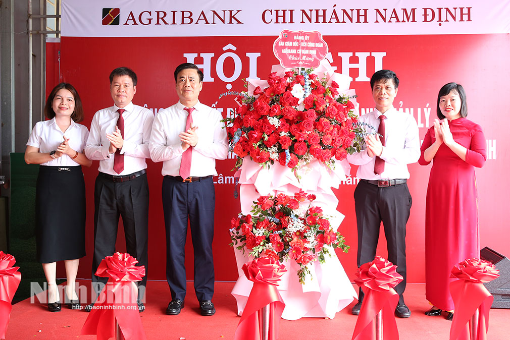 Tập thể Ban Giám đốc Agribank Chi nhánh Nam Định chúc mừng lãnh đạo Agribank Chi nhánh Đông Bình và Phòng Giao dịch Nghĩa Lâm.
