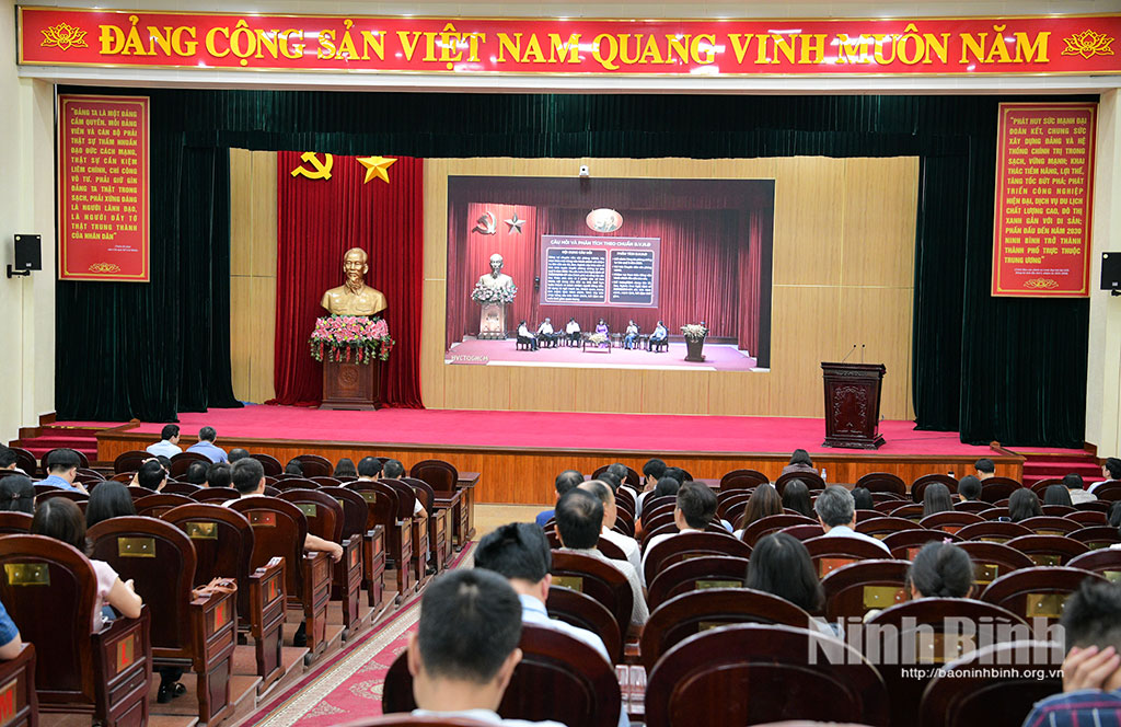 Quang cảnh lớp bồi dưỡng tại điểm cầu Tỉnh ủy Ninh Bình.