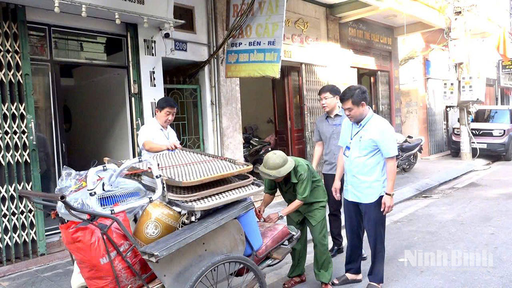 Lãnh đạo phường Nam Định hỗ trợ người dân di chuyển và kiểm tra điều kiện sinh hoạt của các gia đình đến nơi ở mới. Ảnh: CTV.